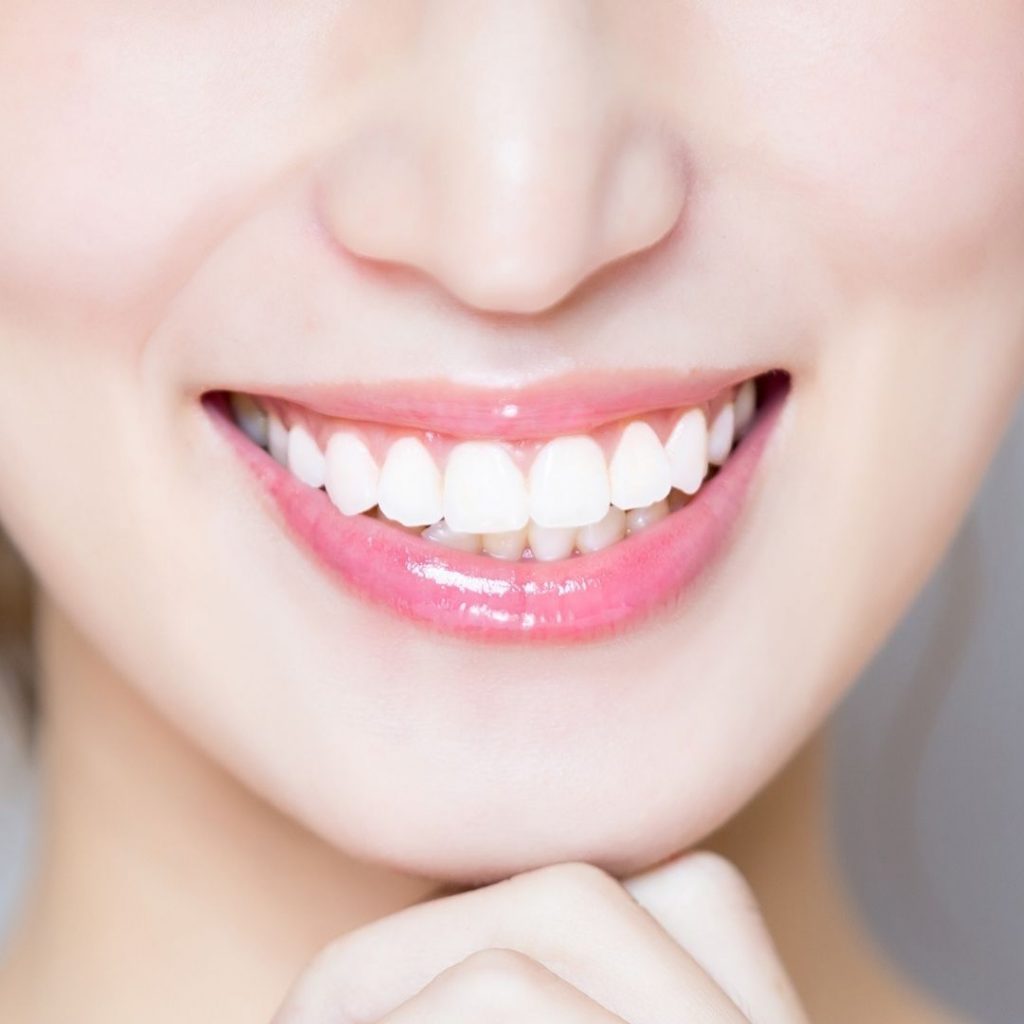El pigmento que desprenden algunos alimentos o a hábitos perjudiciales como el tabaco hace que nuestro esmalte adquiera un tono amarillento. Te contamos como el blanqueamiento dental blanquea tu sonrisa.